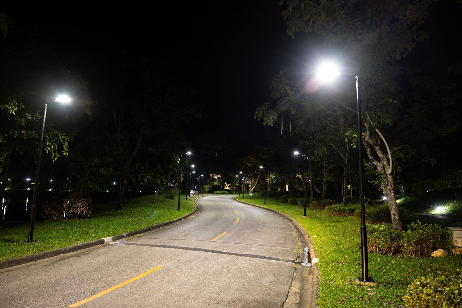 ตัวอย่างโคมไฟถนน LED พร้อมข้อมูลว่าโคมไฟถนนควรใช้กี่วัตต์