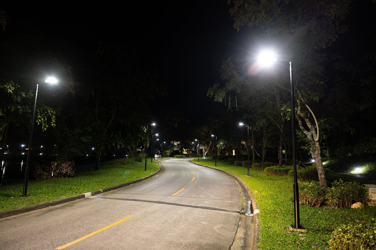 ตัวอย่างโคมไฟถนน LED พร้อมข้อมูลว่าโคมไฟถนนควรใช้กี่วัตต์