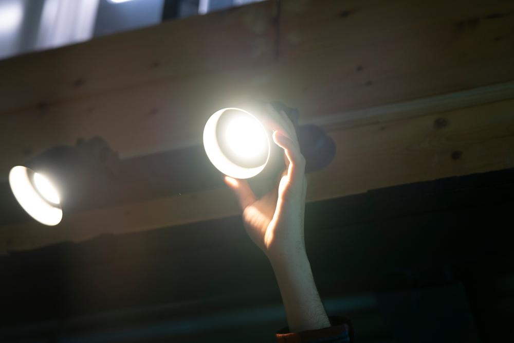 หลอดไฟกะพริบเกิดจากอะไร ควรแก้ยังไงให้เป็นปกติ ?