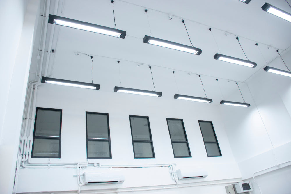 หลอดไฟ LED ในอาคารโรงงาน พร้อมตัวอย่างวิธีติดตั้งหลอดไฟ LED T8 แทนหลอดฟลูออเรสเซนต์