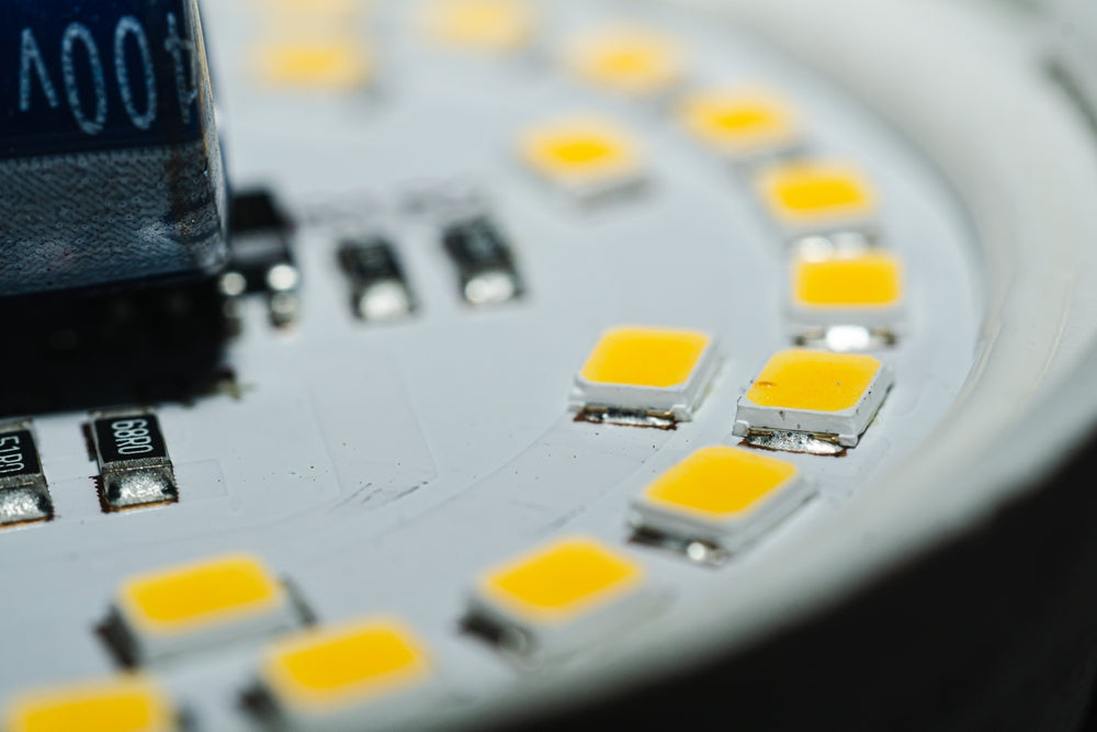 SMD LED คืออุปกรณ์ที่ออกแบบมาให้ติดตั้งบนพื้นผิวของแผงวงจรโดยตรง