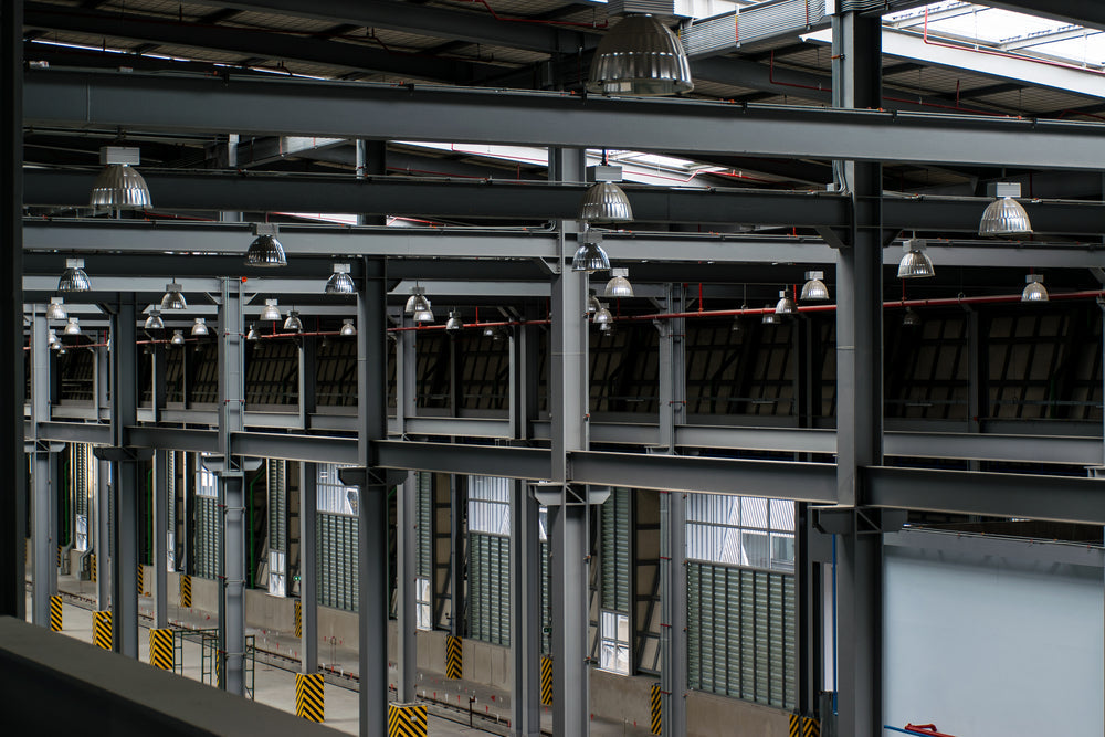 โคมไฮเบย์รูปแบบดั้งเดิมแบบมีฝาชี ในโรงงานอุตสาหกรรม