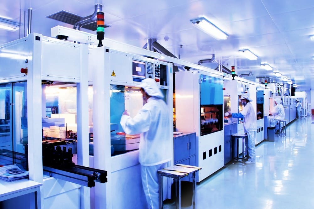 การทำงานในโรงงานอุตสาหกรรม ที่มีไฟบลูไลท์จำนวนมาก