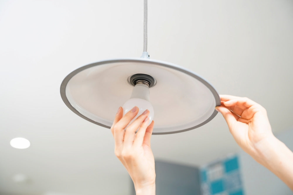 ผู้หญิงเช็กค่าลูเมนของหลอดไฟ LED ก่อนติดตั้ง